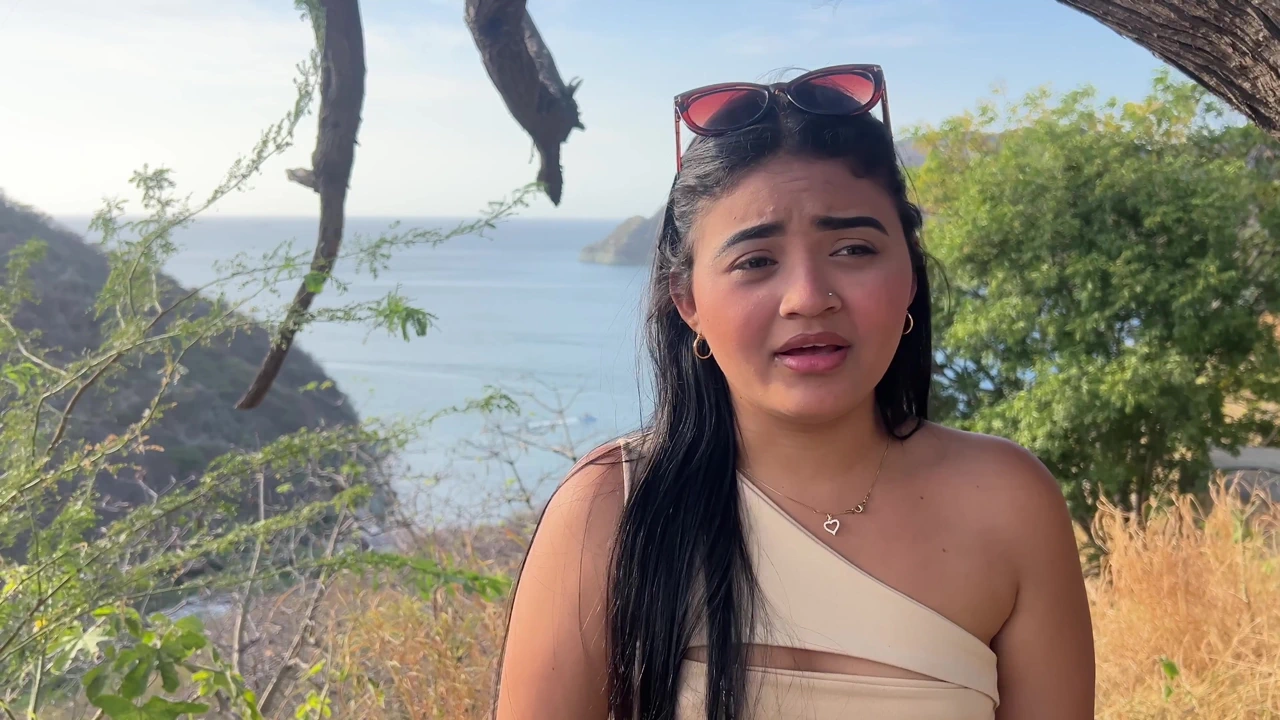 Beautiful tourist cheats on her husband with a stranger for money