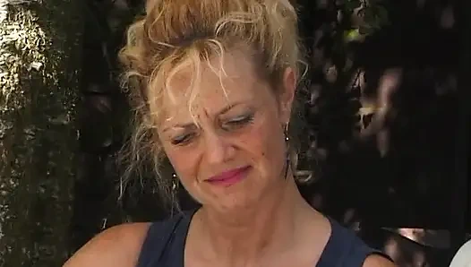 Blonde milf zeigt ihre möpse im freien