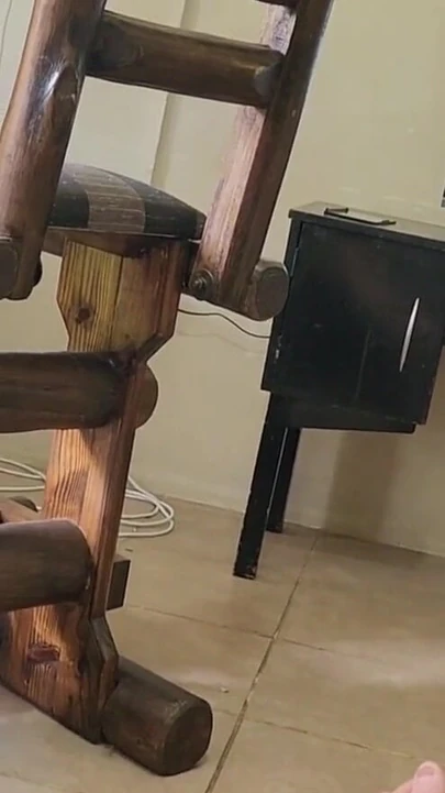 רגע אייקוני מתוך "בן חורג סוטה מתרוצץ על הכוס של אמא חורגת"