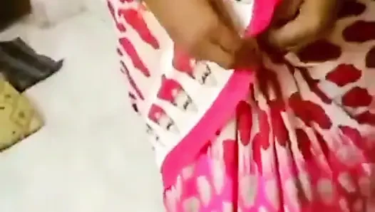 Ein cuckold-ehemann bewundert die schönheit seiner sexy Desi-ehefrau, nachdem er sie gebeten hat, einen sari zu tragen.