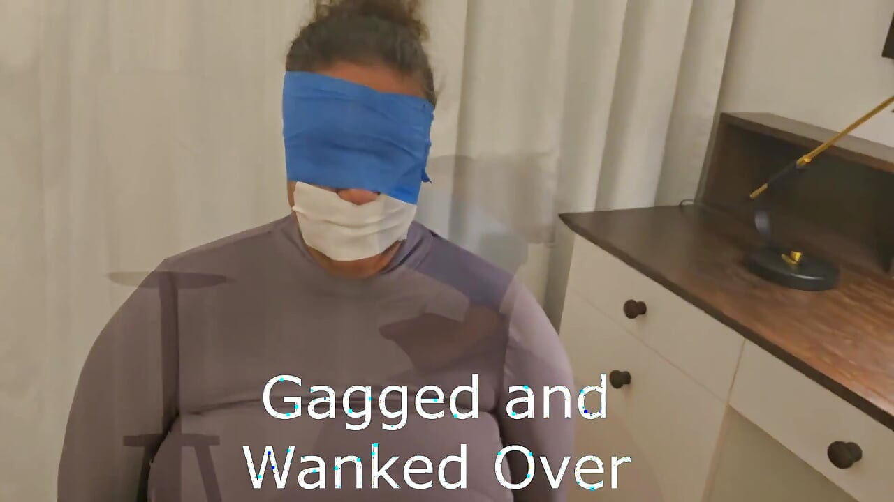 Man komt klaar op haar jurk