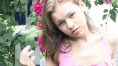 Adolescente loira esfrega o clitóris em cena ao ar livre