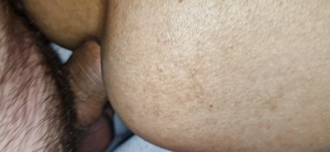 Молочний twink femboy трахає великий член без презерватива, отримуючи сперму в дупу!