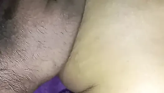 sagte, dass ihr bein verletzt war, also ließ ich sie gehen und dann spreizte sie ihre muschi und dann verführte sie mich, indem sie sexy redete.