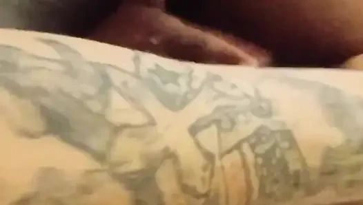 Pantat dan memek cewek semok kulit hitam ini di-fingering dan dientot habis-habisan sama suaminya sampai kencing di mana-mana