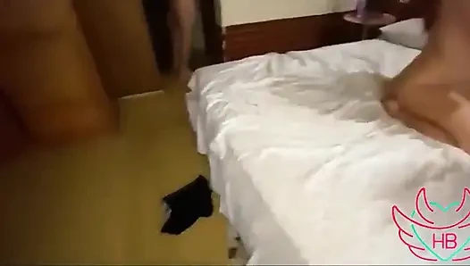 Aku dan temanku ngentot tetanggaku yang nakal tepat di depan istrinya.