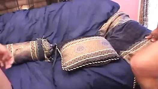 Büyük peniste kıllı amcık... Amına boşalma