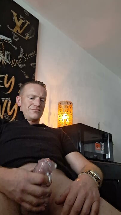 Chico se masturba y se corre con su juguete nuevo