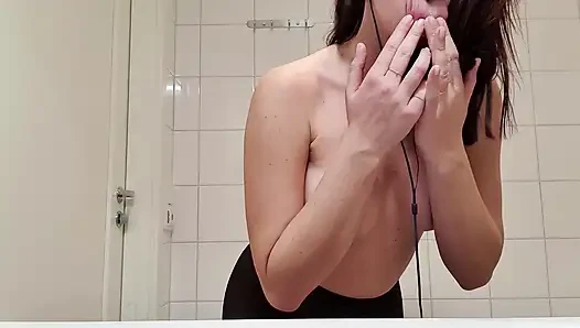 Gadis sange jerman lagi asik fingering memeknya sendirian di kamar mandi