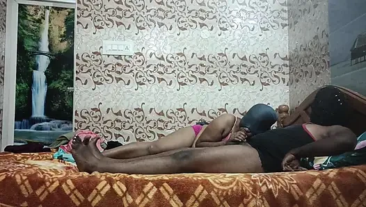 Karım evde penisine masaj yapıyor ve onunla seks yapıyor. Karısının götüne biniyor
