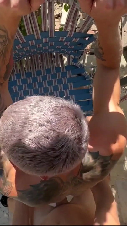 セクシーな庭師がブランコに乗った巨大なペニスでトゥインクとセックスし、何度もイッた |クリップ2