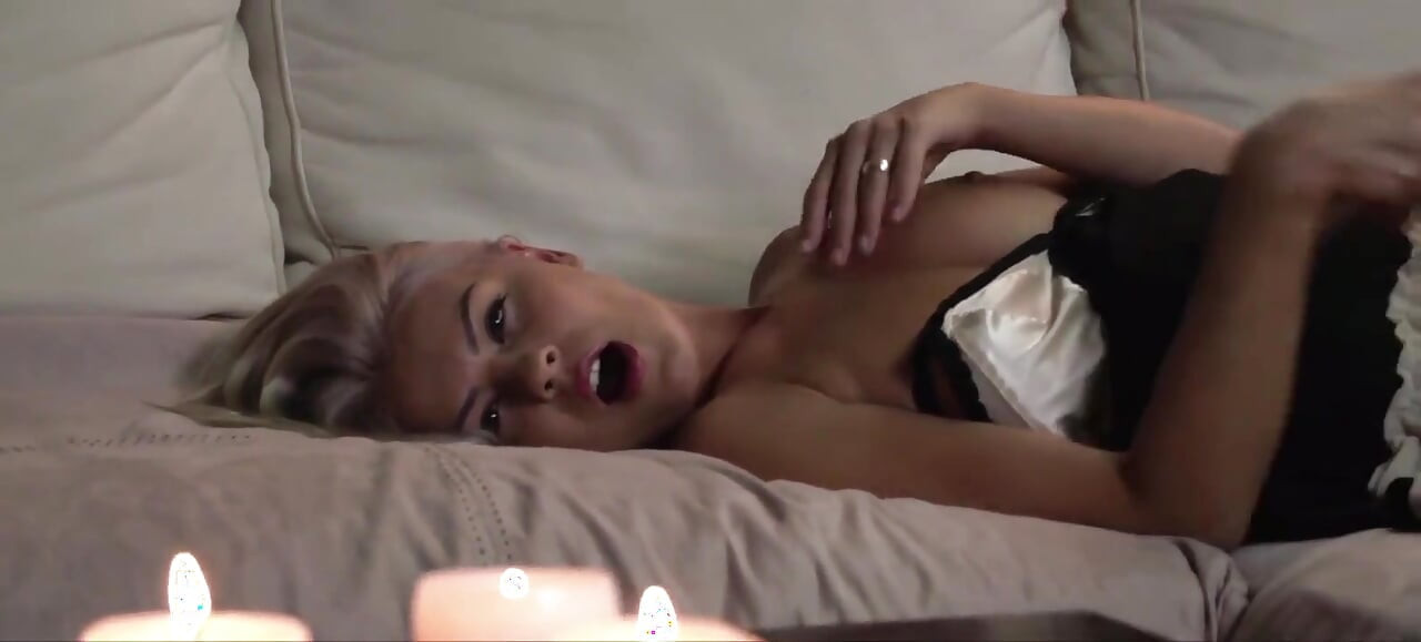 O mamă sexy blondă nesătulă își călărește adânc vibratorul masiv