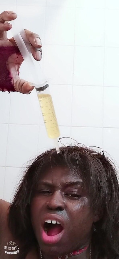 Kultni trenutak iz "Anoniema Rose's Slutschool - Zlatna topla čaša pišaline, dio 2"