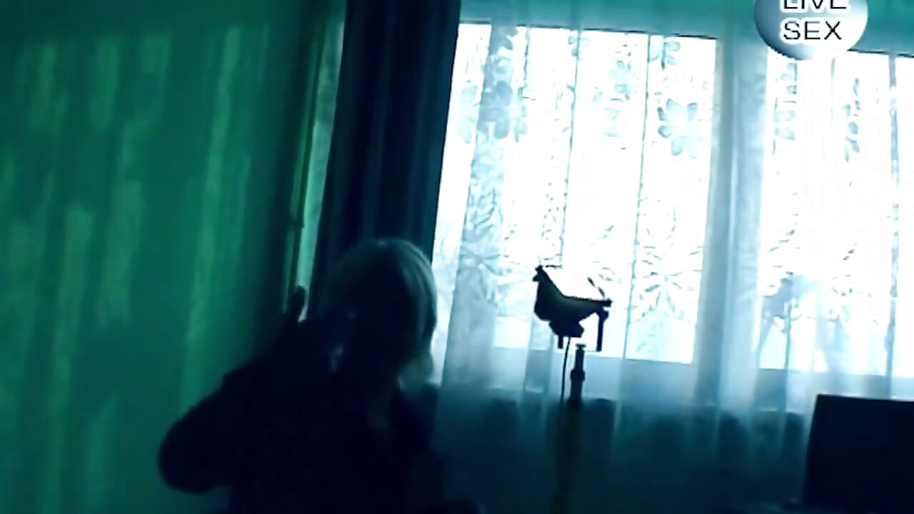 Blondynka dotyka jej nasączonej cipki na żywo