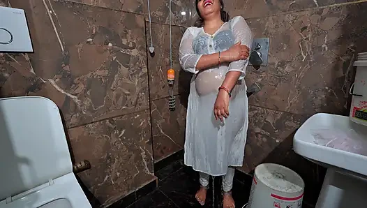 Jija sali lagi asik mandi- kakak ipar india digoda dan dientot sama jija ji saat dia lagi mandi.