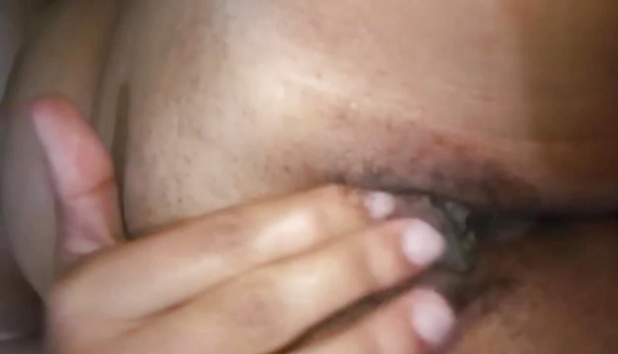 श्रीलंकाई कमसिन लड़की ऊँगली कर रही है