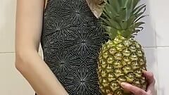 Une fille mince joue avec de l'ananas
