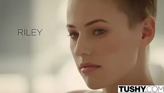 Tushy - modelo Riley Nixon adora anal