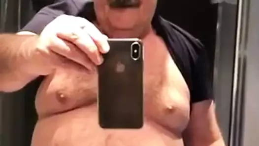 baba malları gösterir