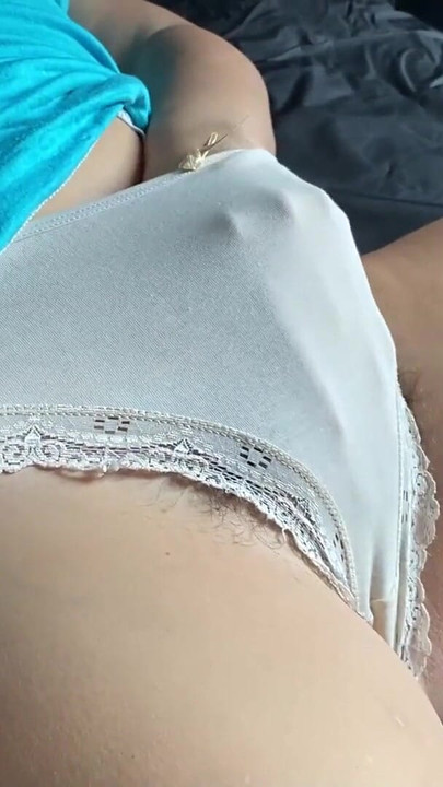 "Islak külot üvey anneden muhteşem bir an. KıLLı KOLTUK ALTLARı VE KıLLı BIR AMCıĞı VAR. ONA MASTÜRBASYON YAPıYOR. Pijama partisi."