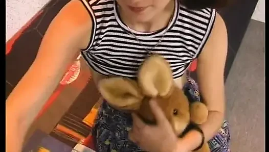 Brunette lucu disodok dan dildo