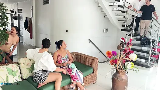 PACAR CUCKOLD MENIDURI TEMAN DEWASANYA DI DEPAN TAMUNYA