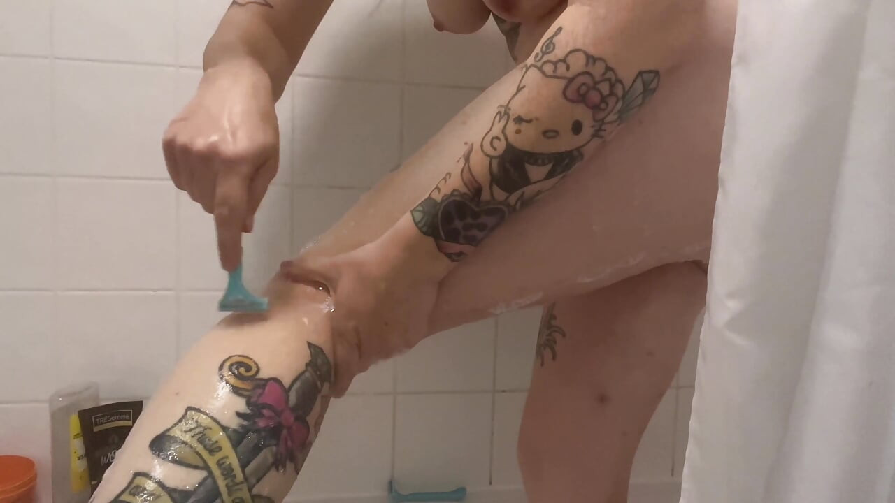 Your Step-stepsister Showering and Shaving