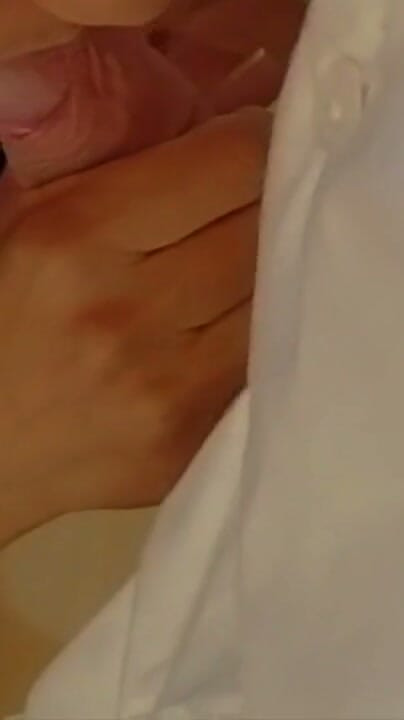 Voy a la casa de mi vecina casada a buscar una fotocopia, ella me excita y la filmo quedándose sin condón | Clip 1