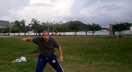 Velho na capoeira