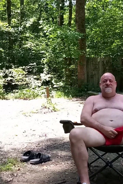 Kennie jai在树林里抓到熊撸管并射在他身上