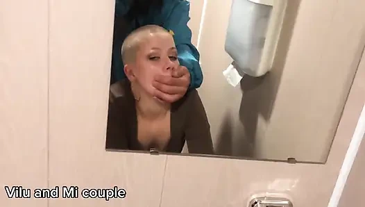 Hämmerndes vilu video in der öffentlichen toilette