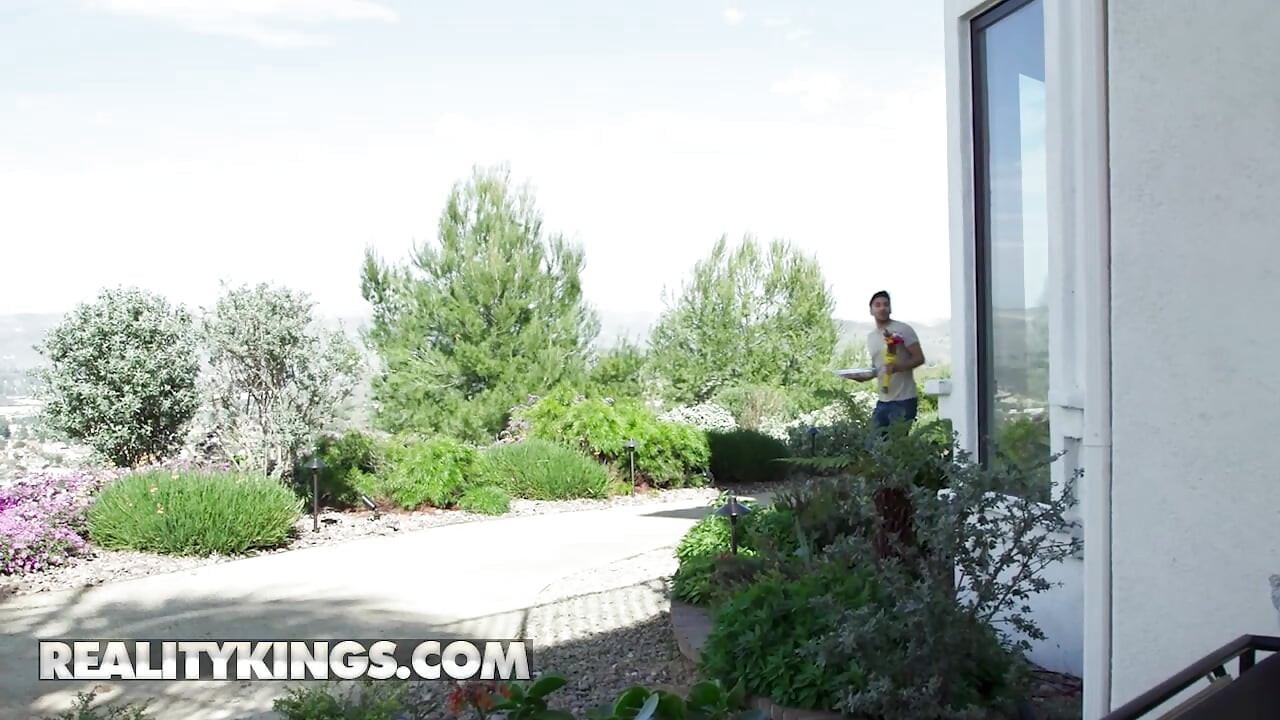 REALITY KINGS - Beautiful Babes Hailey Rose And Rissa May Suck All Up On Max's Cock Until His Eyes Roll Back