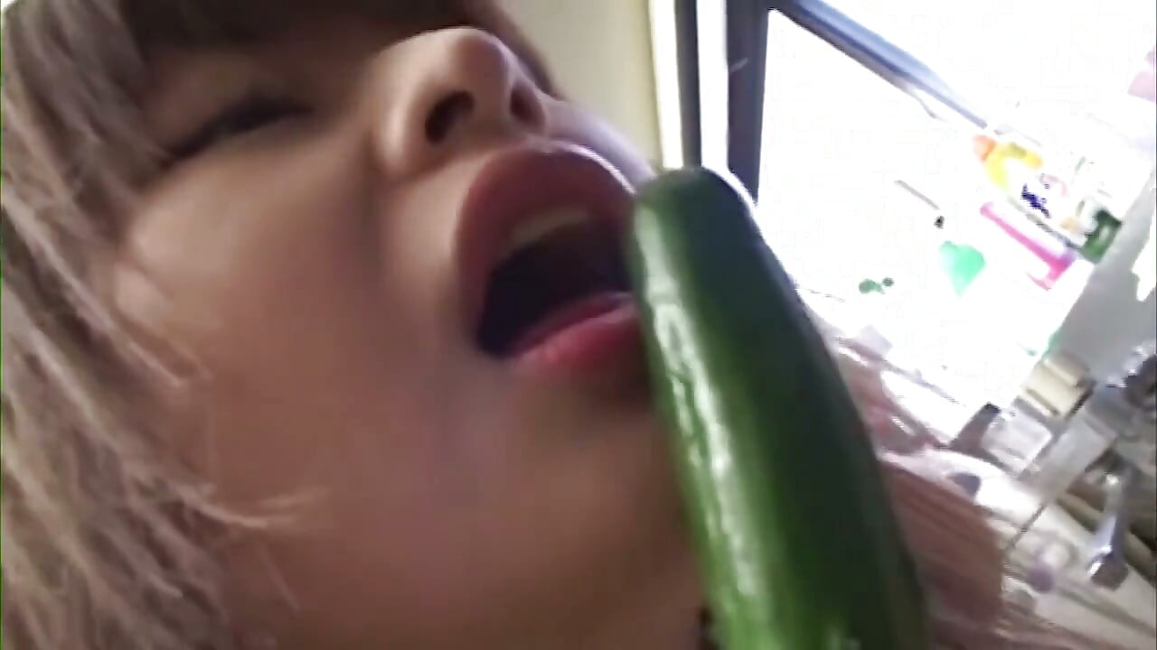 Νεαρή Γυναίκα Βάζει Χοντρό Dildo Βαθιά στον Κώλο