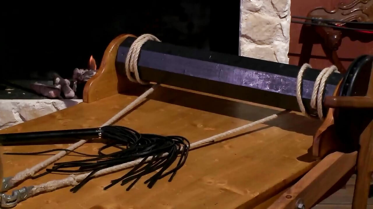 Poslušna robinja vezana i zadirkivana