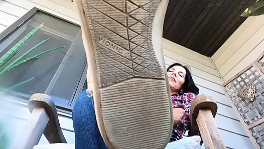 Yüzü tükürüyor ve spor ayakkabımın altında eziliyor (ışık sönüyor!) POV!!
