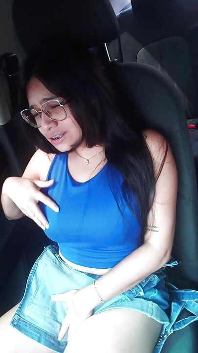 मैं उबर ड्राइवर को अपने वाइब्रेटर का कंट्रोल संभालने के लिए मनाता हूं और मैं उसकी कार में हस्तमैथुन करता हूं ।