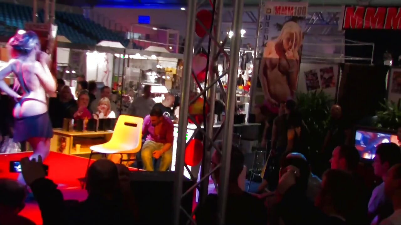 Drei lesben und magisches spielzeug