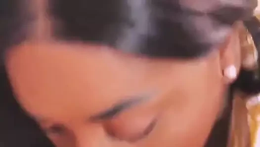 Prelepa eboni žena sa velikim sisama