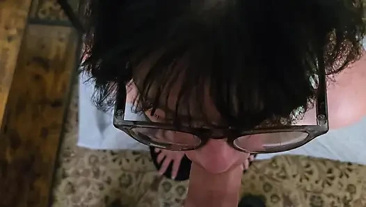 Dawn si istri dewasa. Pov - nyepong kontol. Crot di kacamata wajah, ludah.