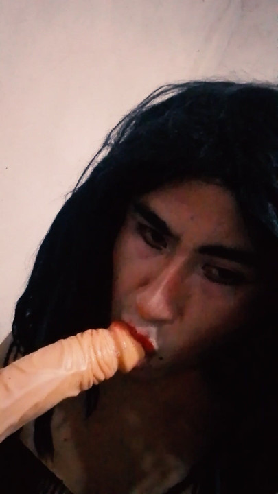 Trans babe menghisap dildo kaya yang super besar dan tebal