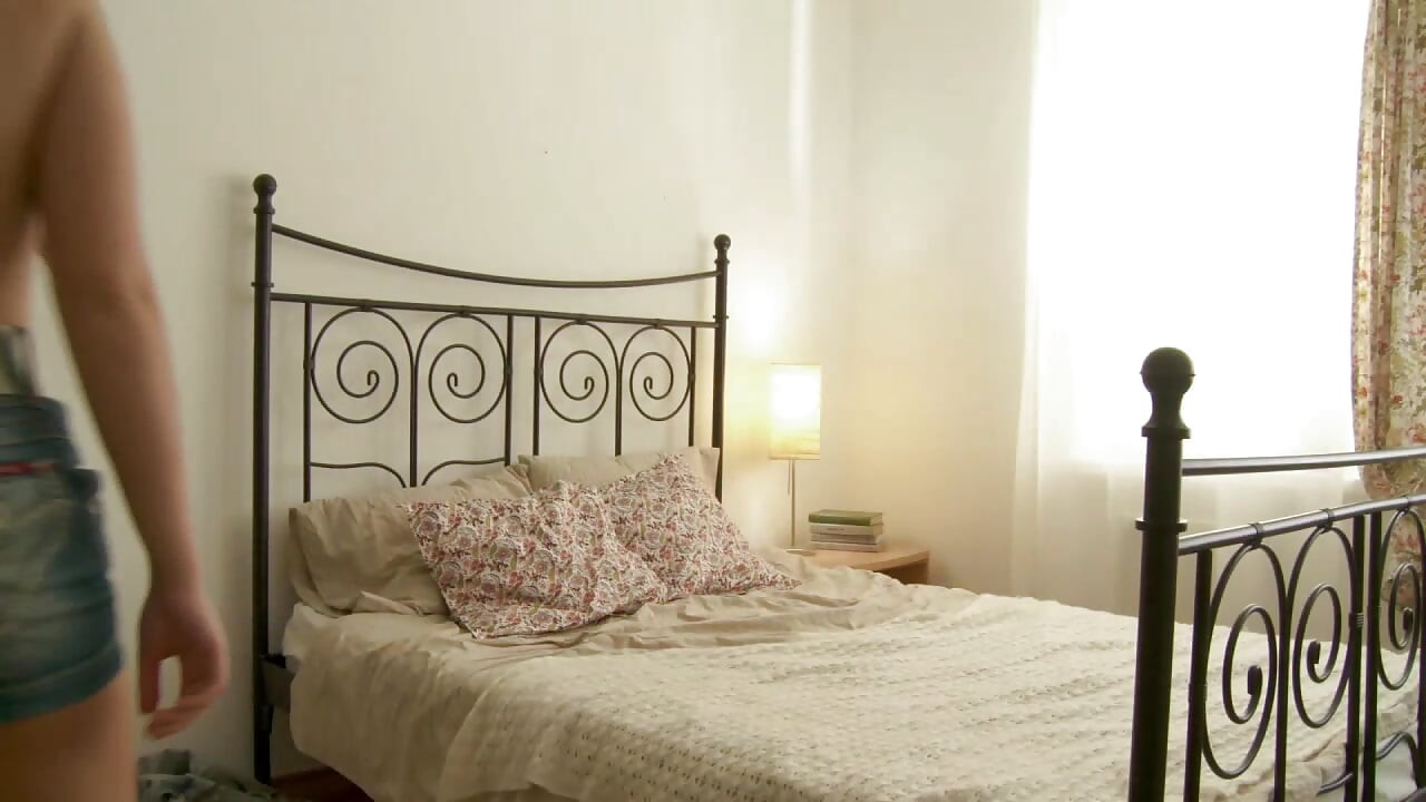En ateşli esmer tıraşlı amcık ve göt sert ilk kez anal sikiş