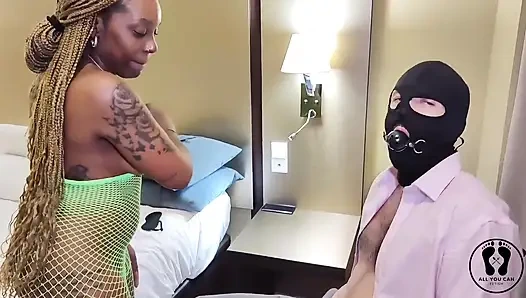 Ebenholz-ehefrau erwischt von demütigung, cuckold-BDSm-fesseln