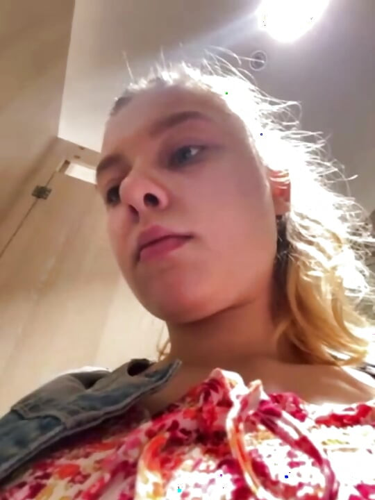 Public Squirting in the changing room with jucielussie