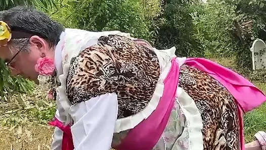 Bahçıvanın kıyafetinde dört ayak üstüne işemek için küçük bir leopar elbisesi
