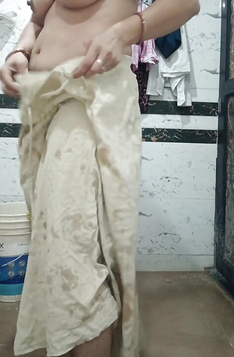 Priya Bhabi Hot Body Show