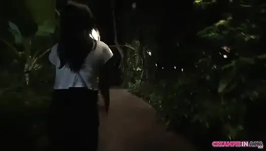 Ateşli Asyalı güzellik azgın adamla sikişiyor