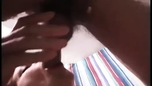 Harika gözlü genç esmer adamın büyük yarağını emiyor ve kanepede döl yutuyor