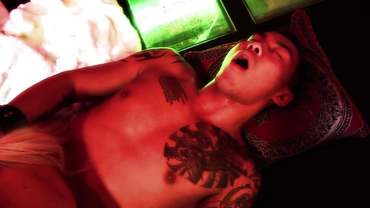 Hot babe likes DP threesome in the strip club