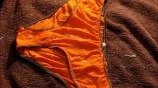 Panty cum - das orange Höschen des Nachbarn