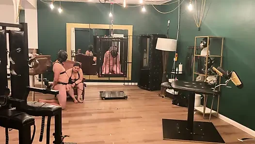 Klaffende anal-subs wurden von dommes pulsierendem spielzeug weit gedehnt